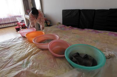 玉树楼上漏水，住户失联，小区没物管，业主维权难！律师来支招……
